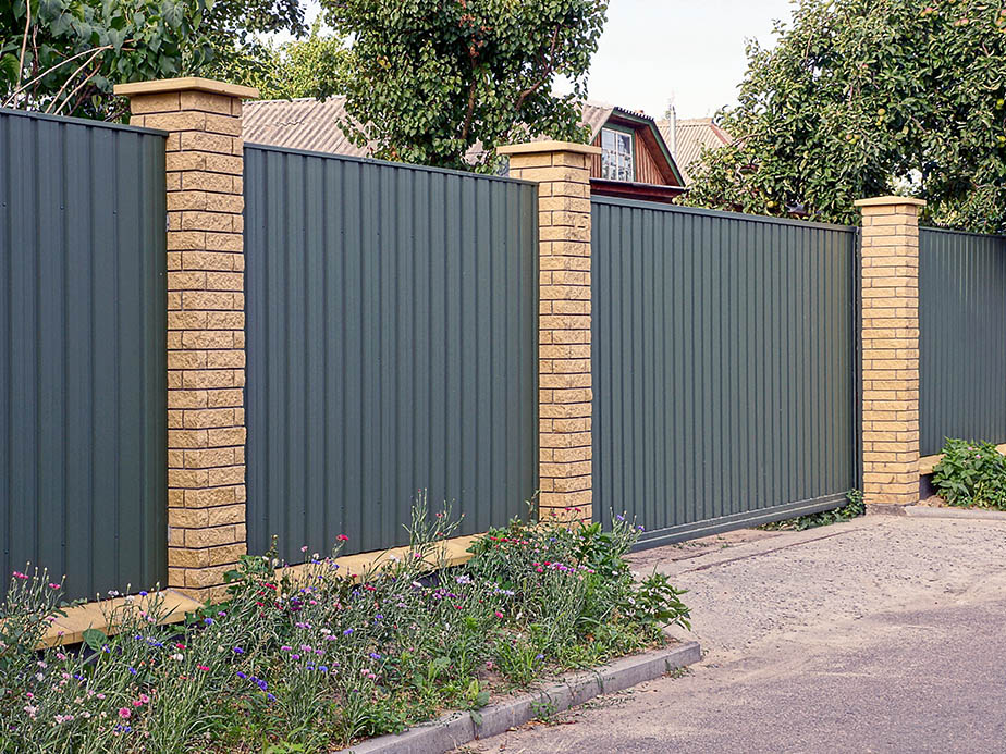 Metal Panel fence contractor in the Memphis Tennessee area.