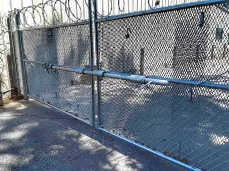 Commercial Manual gate contractor in the Memphis Tennessee area.